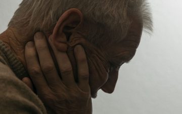 Antonio stützt nachdenklich und melancholisch seinen Kopf mit seinen Händen.