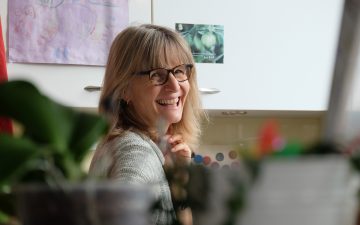 Irene Widmer in der Küche des Moosrains lächelt in die Kamera.