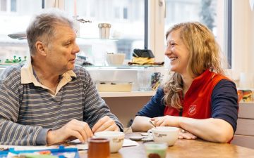 Franz K* im Gespräch mit einer Betreuerin des Hertihus