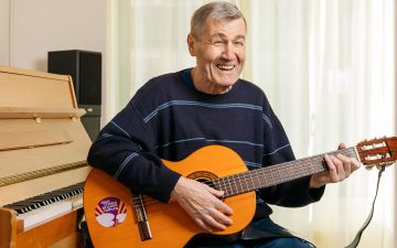 Cito spielt die Gitarre.