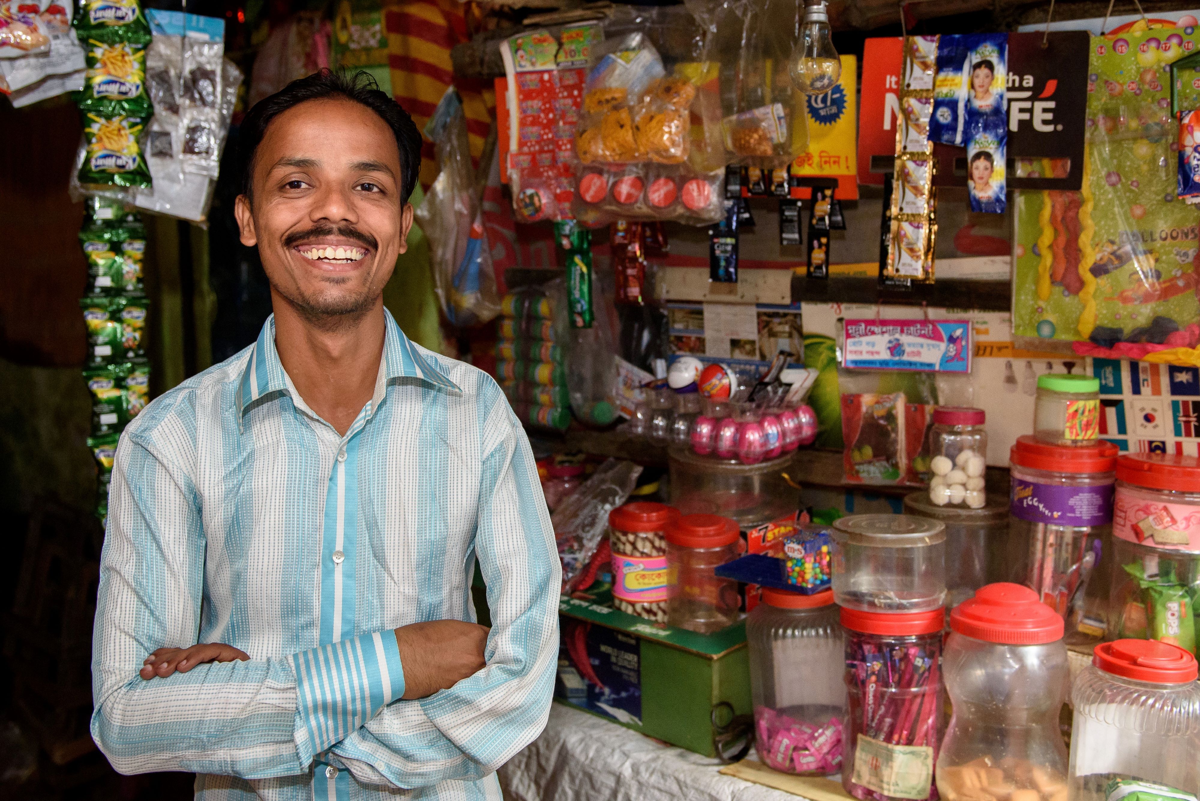 Imran in Bangladesch vor seinem Laden, IE