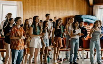Alive-teens singen gemeinsam die Lieder, die sie auf der Tour vortragen werden.