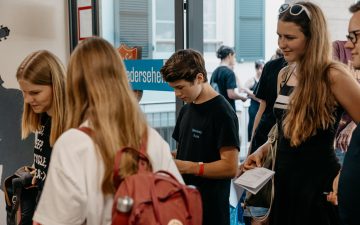Junge kommen im Lagerhaus der Heilsarmee in Waldegg an.