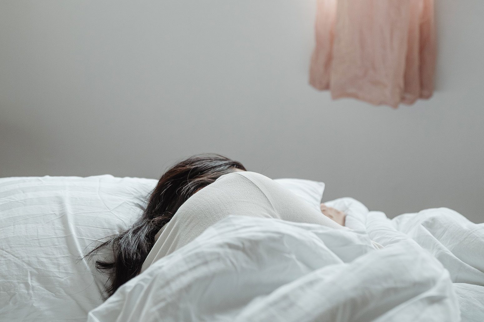 Tipps zur Trauerbewältigung: Achte auf dich selbst mit genügend Auszeit und Ruhe