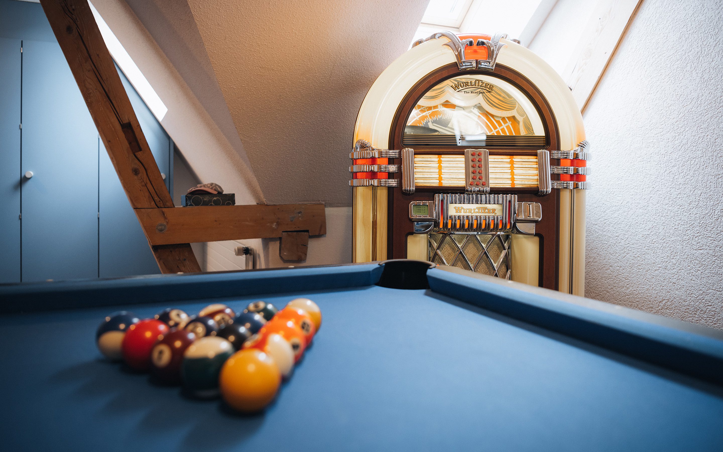 Kinder- und Jugendhaus Paradies: Freizeitraum mit Billard und Wurlitzer
