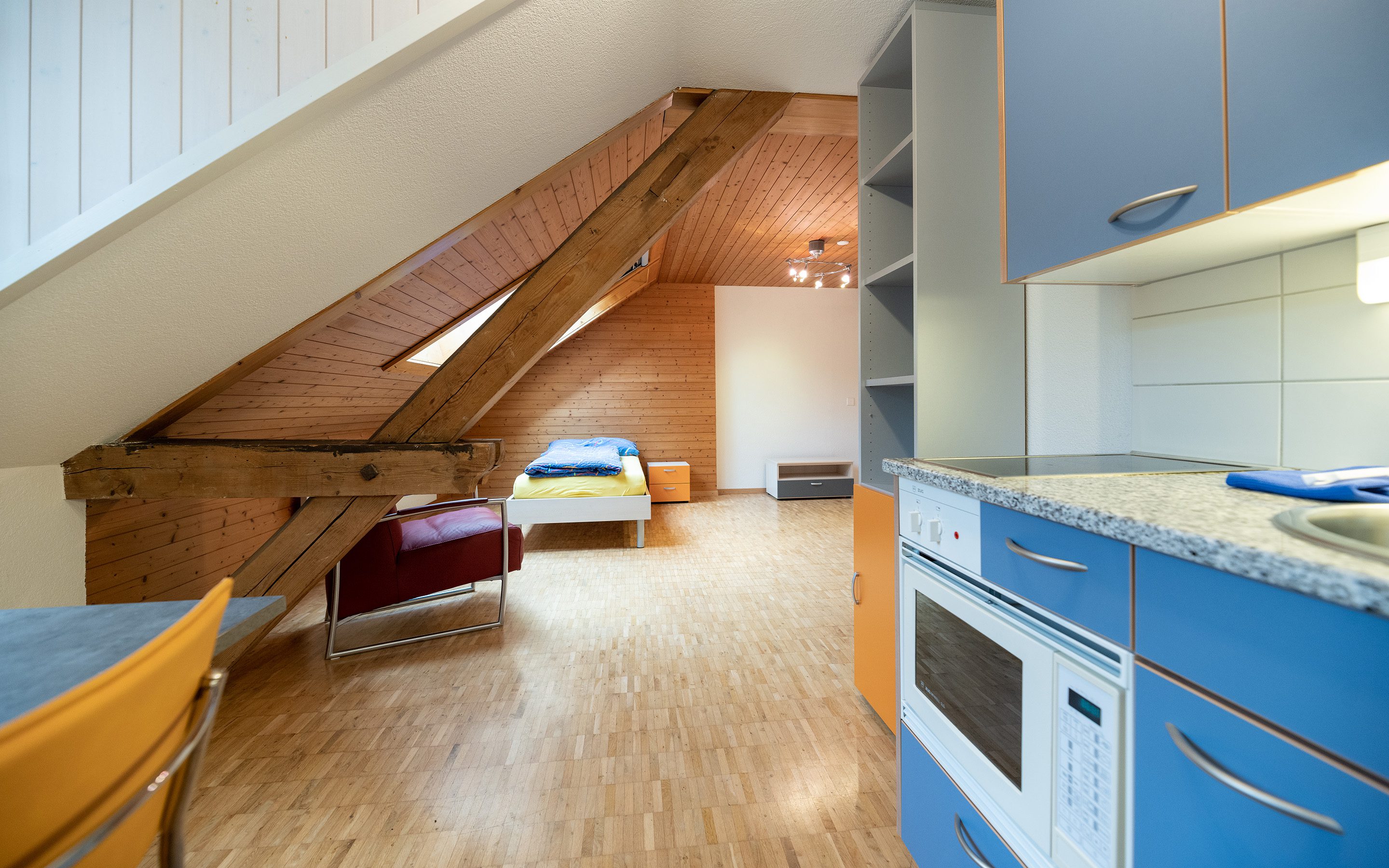 Kinder- und Jugendhaus Paradies: Studio mit Küche und Dachschräge