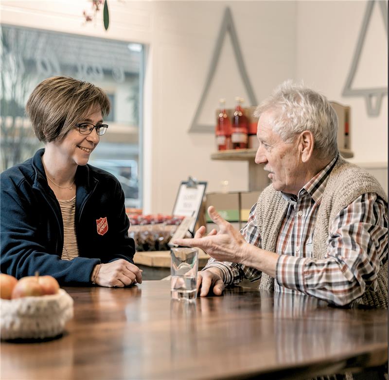Heilsarmee-Mitarbeiterin im Gespräch
