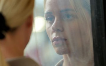 Ein Leben in der Prostitution, Petra schaut traurig ihr Spiegelbild an